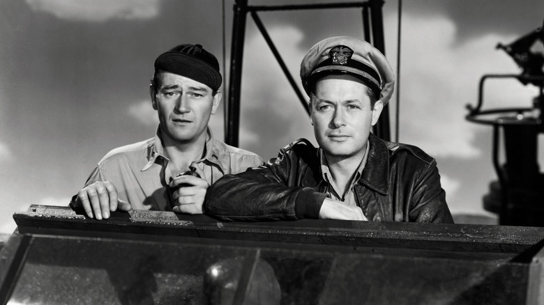 Les lieutenants Rusty Ryan et John Brickley regardent l'océan 
