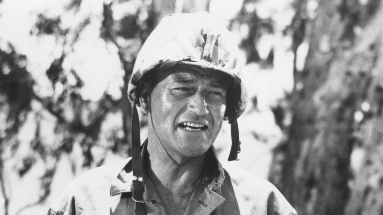 Le sergent. John M. Stryker se tient dans la jungle 