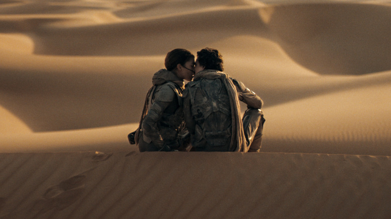 Chani embrassant Paul sur une dune