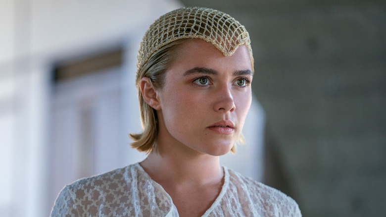 La princesse Irulan vêtue de blanc