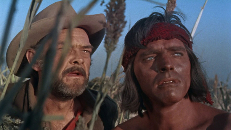 Massai se cache dans les herbes avec le lieutenant-colonel Beck à l'intérieur. 