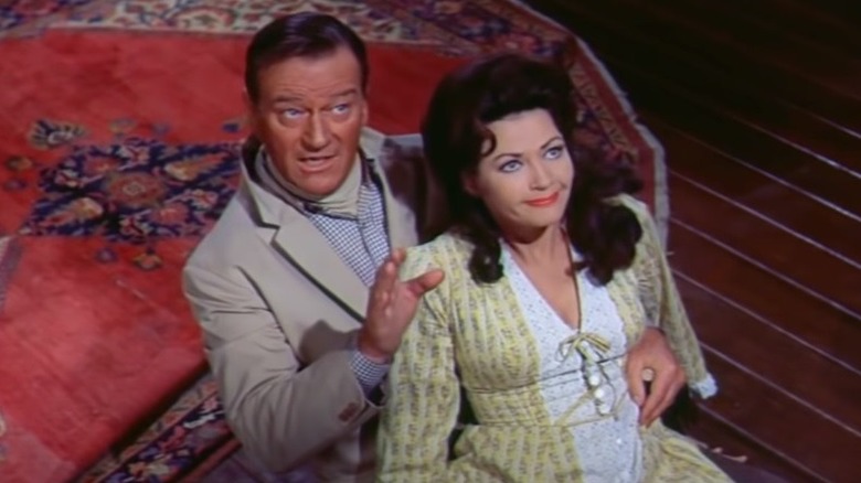 GW McLintock assis avec Louise Warren dans 