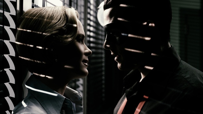 Dr Ellen Dolan et The Spirit partageant un moment de tendresse dans The Spirit (2008)