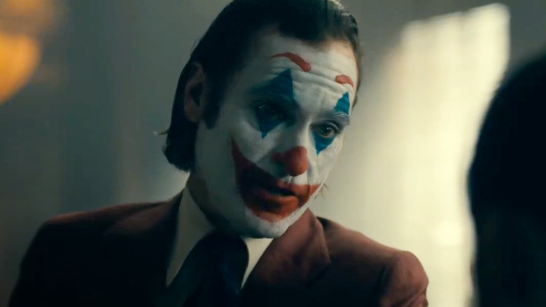 Arthur Fleck dans son personnage de Joker au tribunal dans Joker : Folie à Deux (2024)