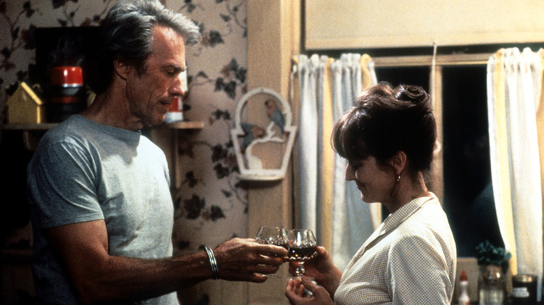 Robert Kincaid trinque avec Francesca Johnson dans des verres à vin 
