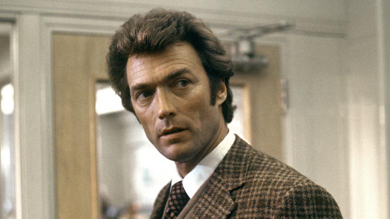 Harry Callahan parle à un sergent de police 