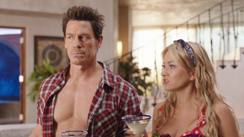 Ron et Kyla tenant des margaritas dans Vacation Friends