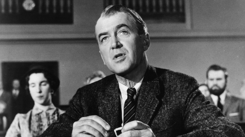 Paul Biegler s'adresse au juge dans 