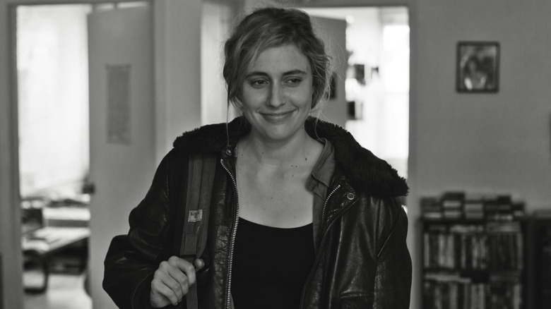 Frances Halladay souriant tout en tenant une cigarette 