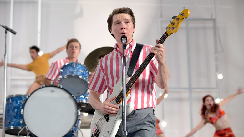 Le jeune Brian Wilson joue avec les Beach Boys dans 