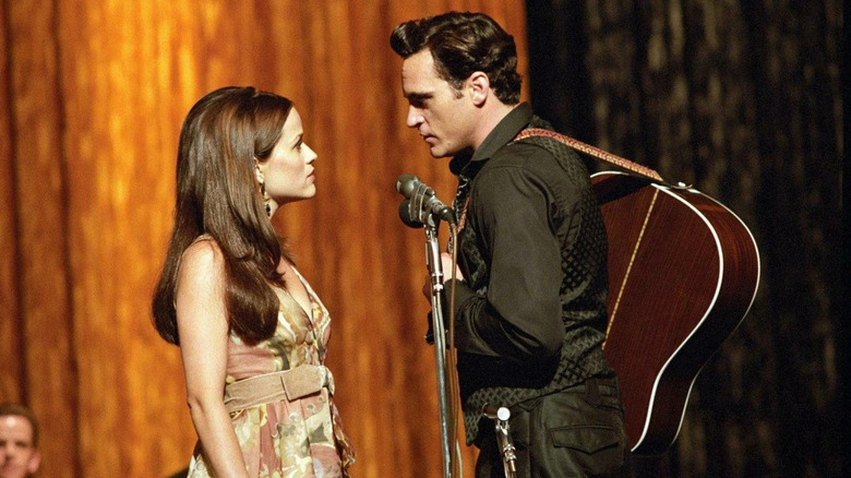 June Carter et Johnny Cash sur scène dans 