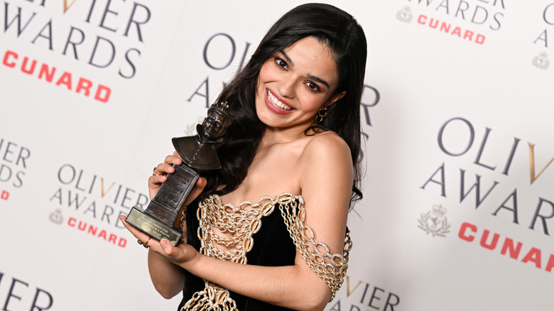 Rachel Zegler souriante aux Olivier Awards