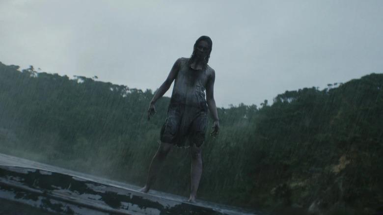 Un Deadite sortant du lac dans Evil Dead Burn (2026)