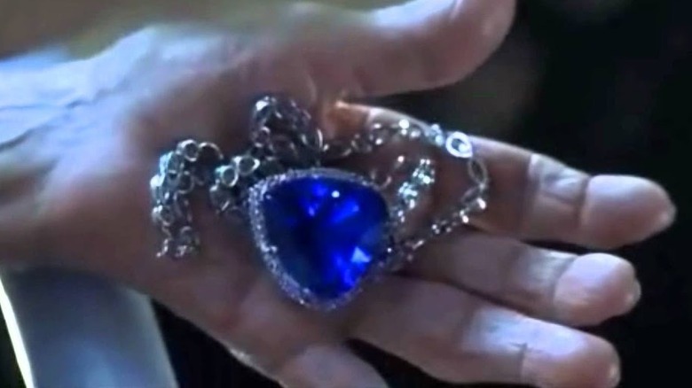 Le cœur de l'océan dans la main de Rose
