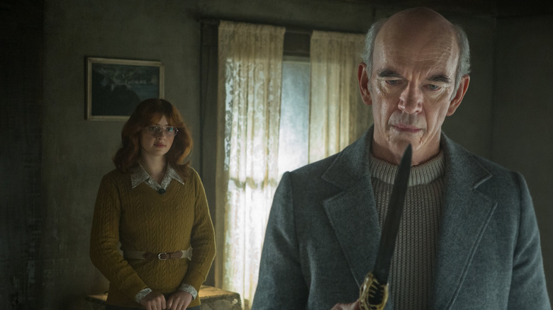 Le professeur Knowby tenant le poignard kandarien dans Ash vs Evil Dead