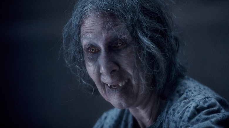Grand-mère Polly en Deadite dans Evil Dead Burn (2026)