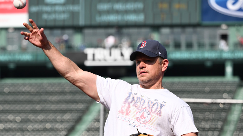Matt Damon lançant le premier lancer lors d'un match des Red Sox en 2024