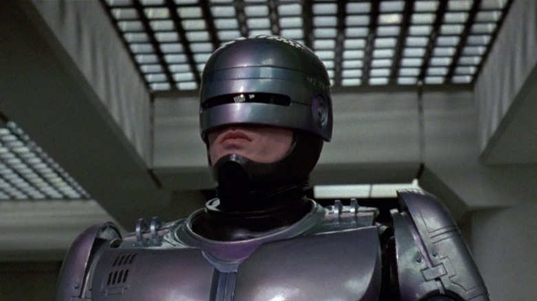RoboCop marchant dans le couloir