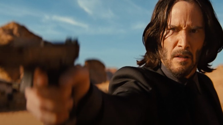 John Wick tenant une arme à feu