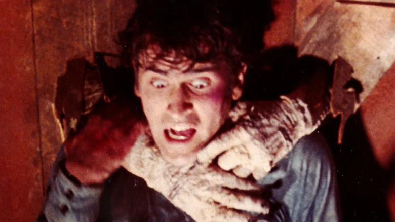 Ash attaqué par un Deadite dans The Evil Dead (1981)