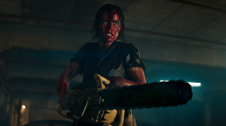 Beth à l'offensive avec une tronçonneuse dans Evil Dead Rise (2023)