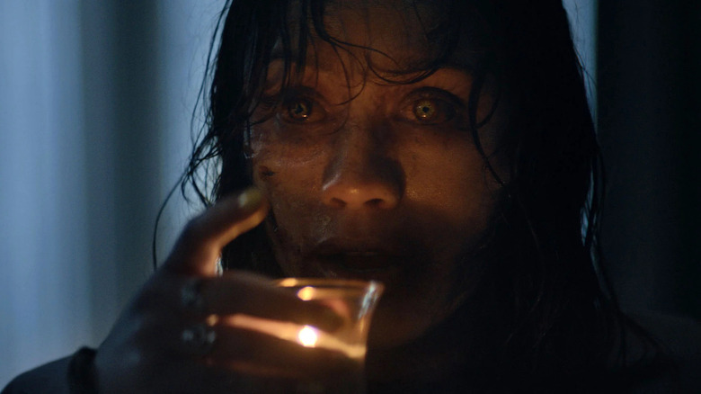 Deadite Thia buvant une bougie dans Evil Dead Burn (2026)
