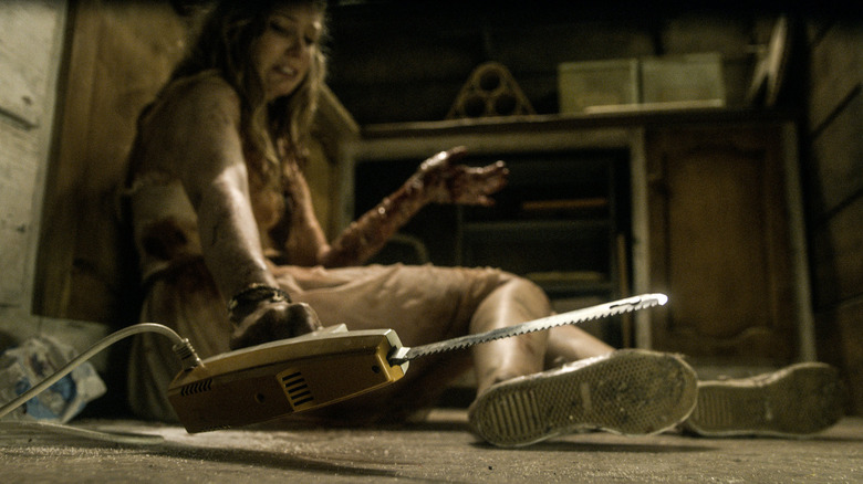 Natalie trouve une tronçonneuse dans Evil Dead (2013)