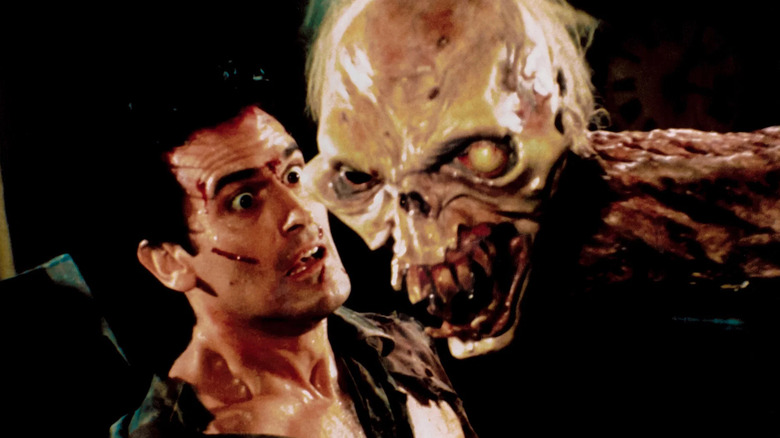Ash rencontrant un mort dans Evil Dead II (1987)