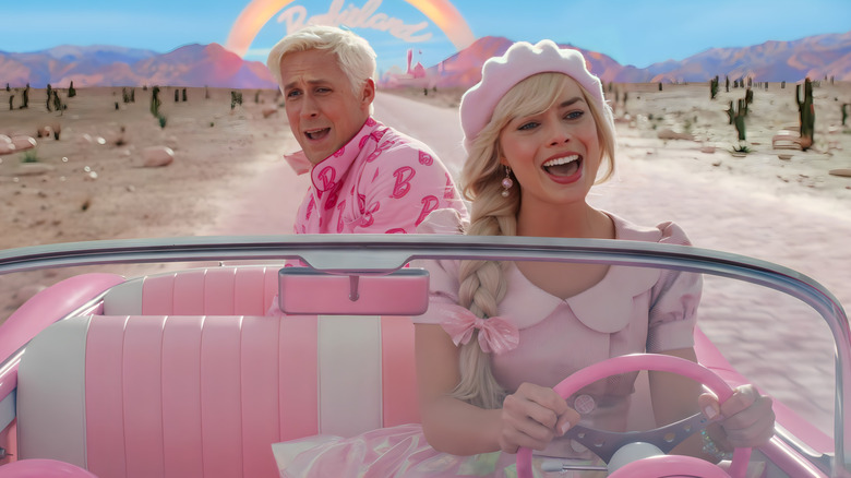 Barbie et Ken chantent en voiture