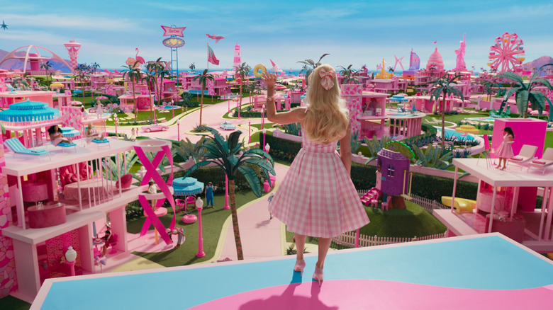 Barbie saluant la robe à carreaux vichy Barbieland