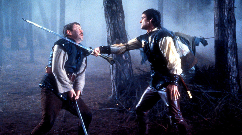 Hawk tient une épée sous la gorge d'un ennemi "Hawk le tueur" (1980)