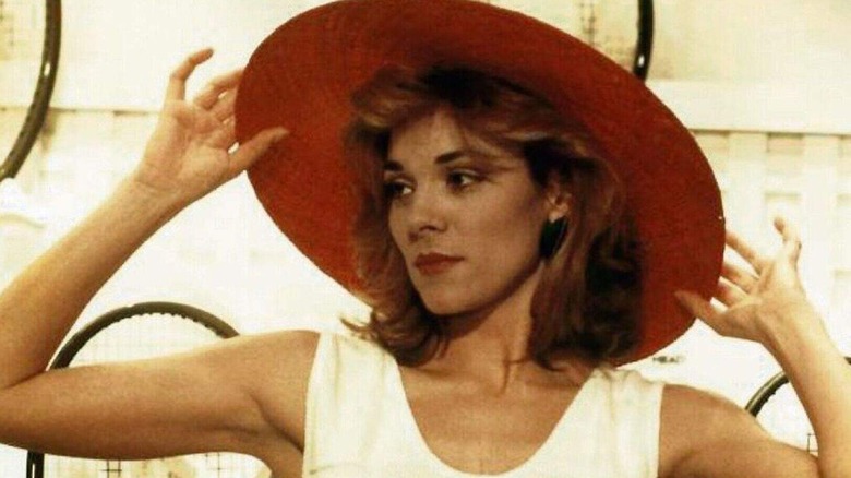 Emmy essaie un chapeau 