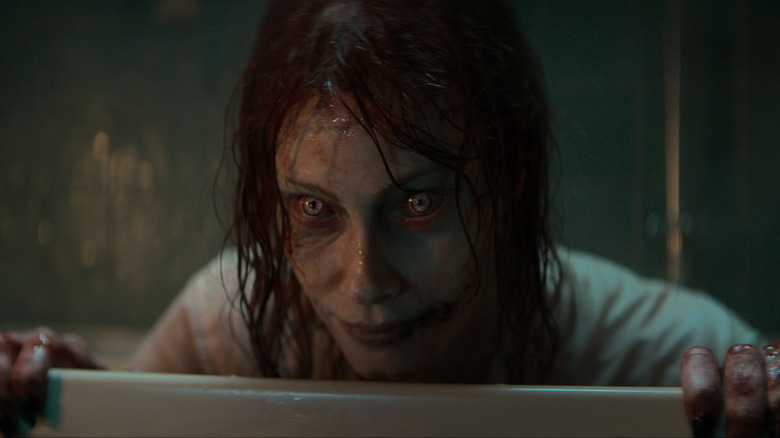 Ellie regarde depuis une baignoire dans Evil Dead Rise