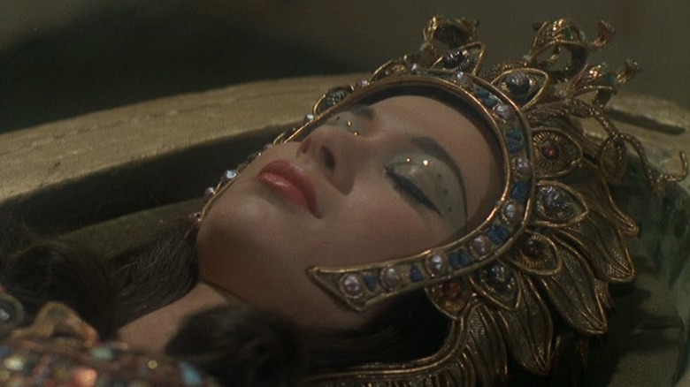 La reine Tera allongée dans un sarcophage dans Sang du tombeau de la momie
