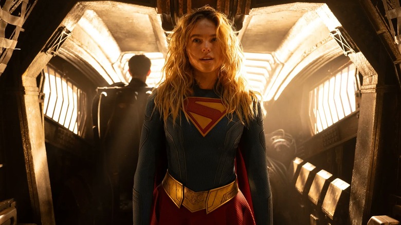 Kara Zor-El debout dans un bateau dans Supergirl (2026)
