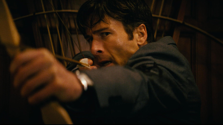Becket Redfellow se prépare à lancer une flèche dans How to Make a Killing (2026)