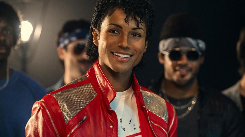 Michael Jackson souriant avant une prestation dans Michael (2026)