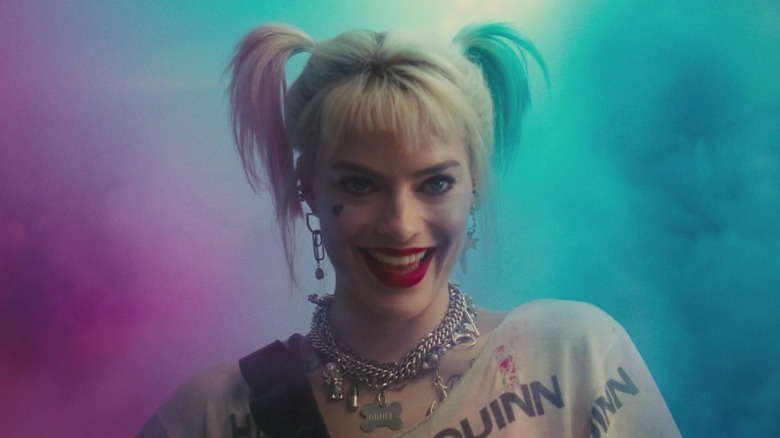 Harley Quinn provoque un chahut au poste de police dans Birds of Prey (2020)