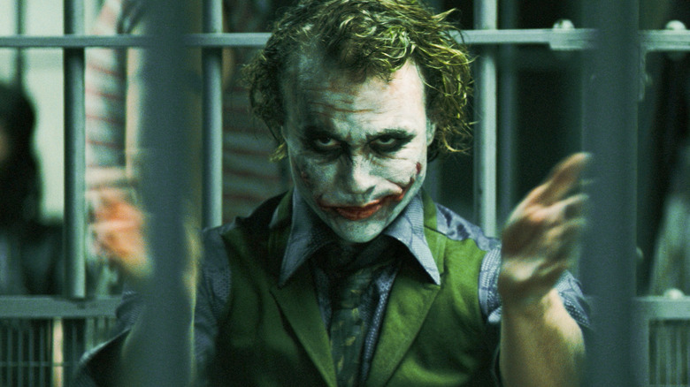 Le Joker applaudissant dans The Dark Knight (2008)