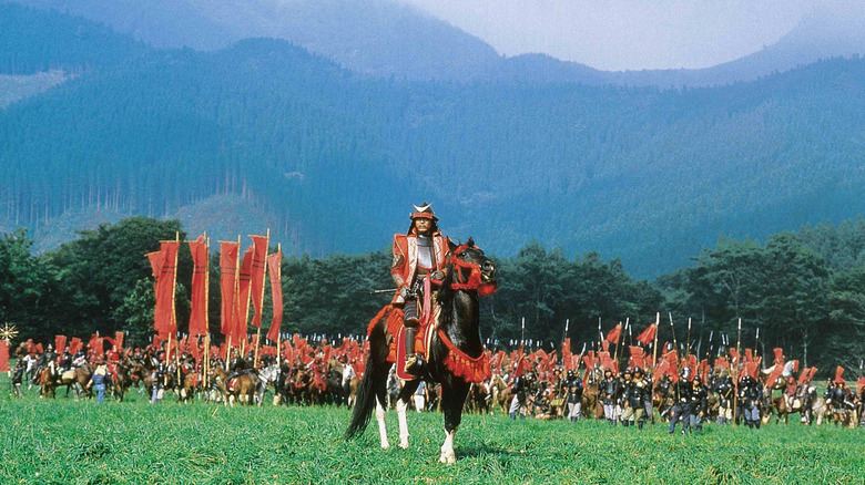 Une armée rassemblée pour la bataille à Ran (1985)