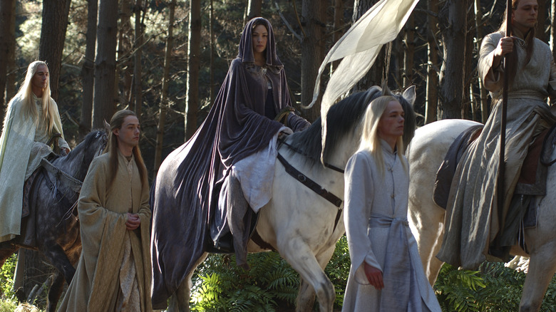 Arwen montant à cheval avec d'autres elfes dans Le Seigneur des Anneaux : Le Retour du Roi (2003)