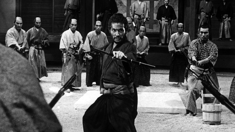Tsugumo Hanshiro entouré de membres du clan Li dans Harakiri (1962)