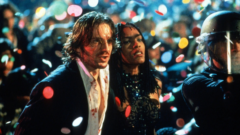 Lenny et Mace aux célébrations du Nouvel An à "Jours étranges" (1995)