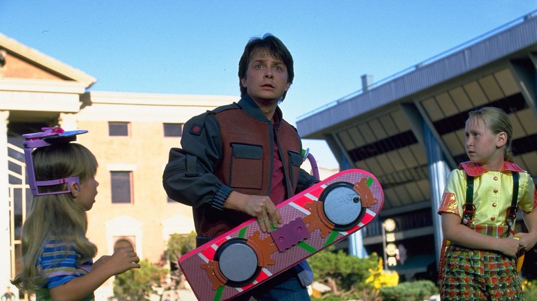 Marty McFly tenant un hoverboard dans Retour vers le futur : Partie II (1989)