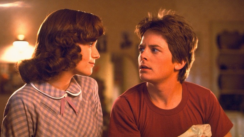 Marty McFly et sa mère interagissent dans Retour vers le futur (1985)
