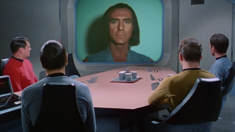 L'équipage de l'Enterprise découvre Khan 