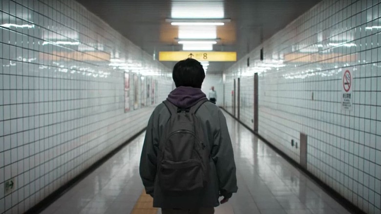 L'Homme Perdu regardant dans un couloir 