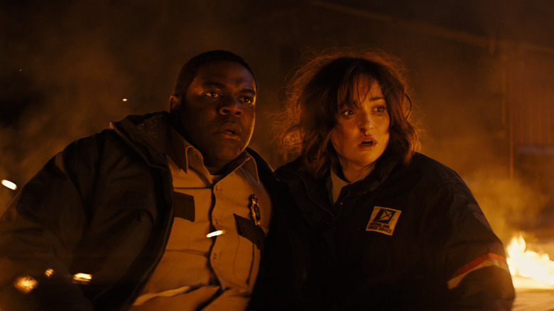 Finn et Cecily avec des flammes derrière eux 