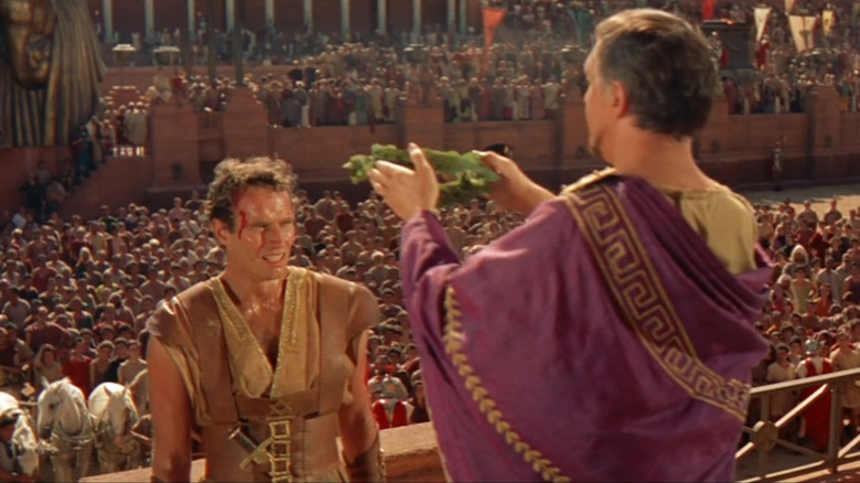 César remet sa couronne à Juda Ben-Hur à Ben-Hur