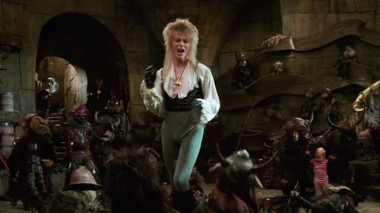 Jareth chantant avec les gobelins dans Labyrinth